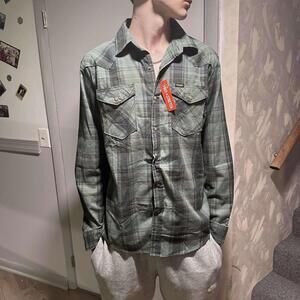Wrangler green button up plaid long sleeve